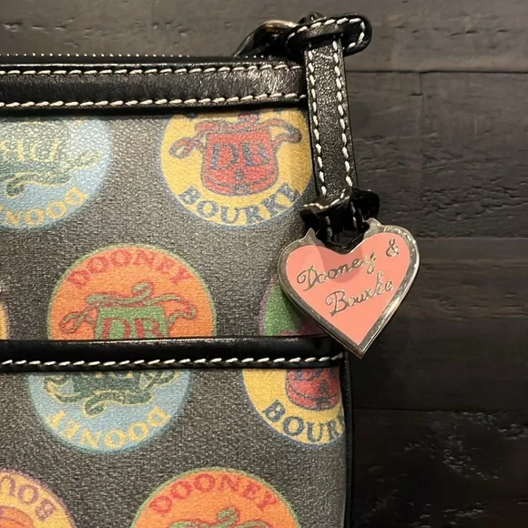 Dooney & Bourke Medallion Crossbody Letter Carrier Y2K - Picture 2 of 8